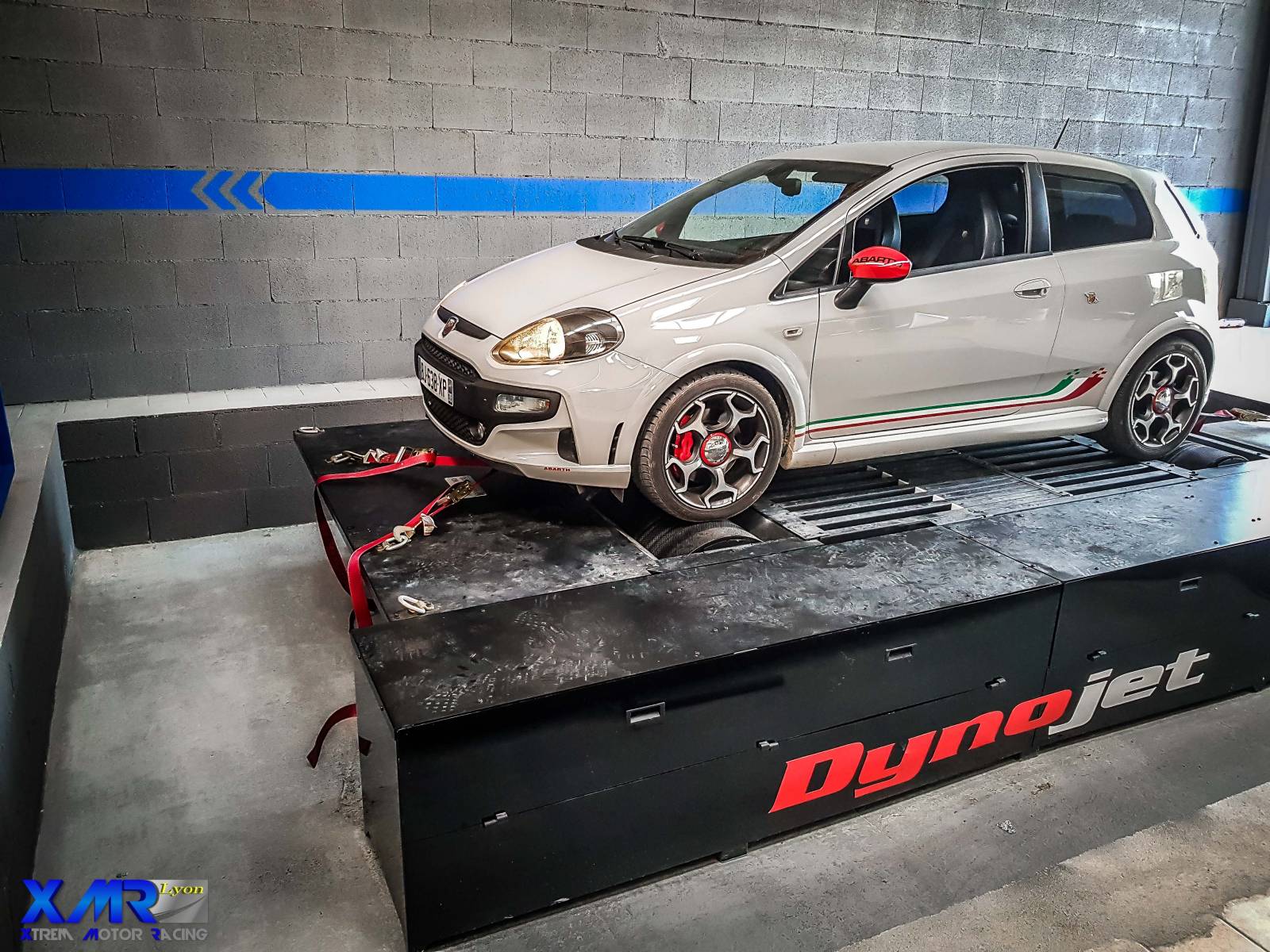 Technicien effectuant une reprogrammation moteur stage 1 sur une FIAT punto ABARTH dans un atelier à Vienne.