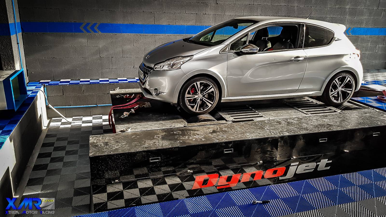 Vue avant de la PEUGEOT 208 GTI après optimisation stage 1 chez XTREM MOTOR RACING à BRIGNAIS