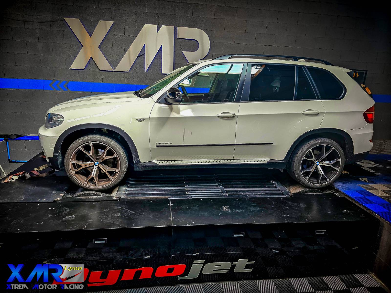 Vue avant dynamique d’une BMW X5 30D après optimisation chez XTREM MOTOR RACING à Lyon