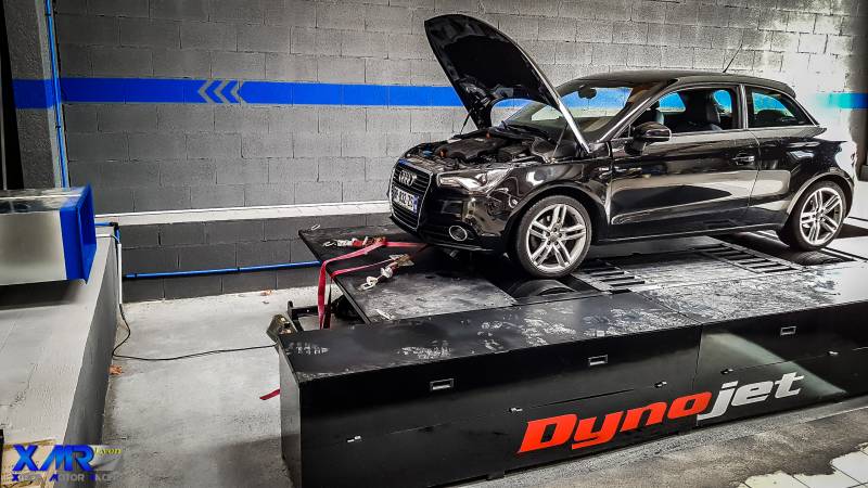 Atelier d'Xtrem Motor Racing à CHASSE SUR RHONE avec une AUDI A1 prête pour la reprogrammation.
