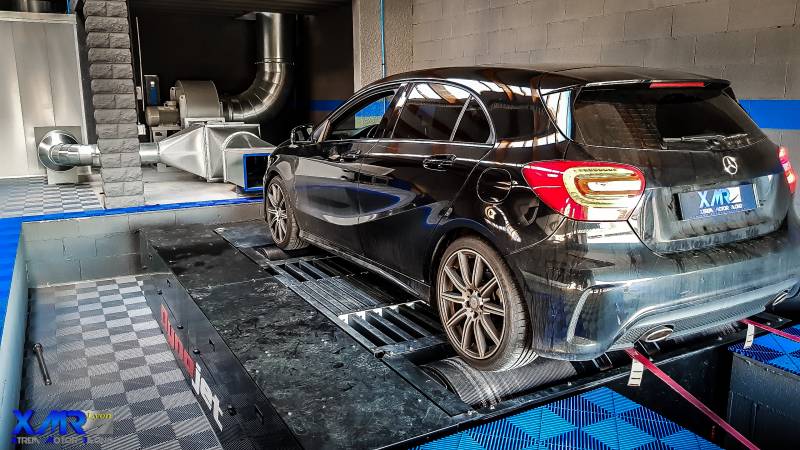 Technicien spécialisé d'XTREM MOTOR RACING effectuant la reprogrammation moteur sur une MERCEDES A200 CDI.