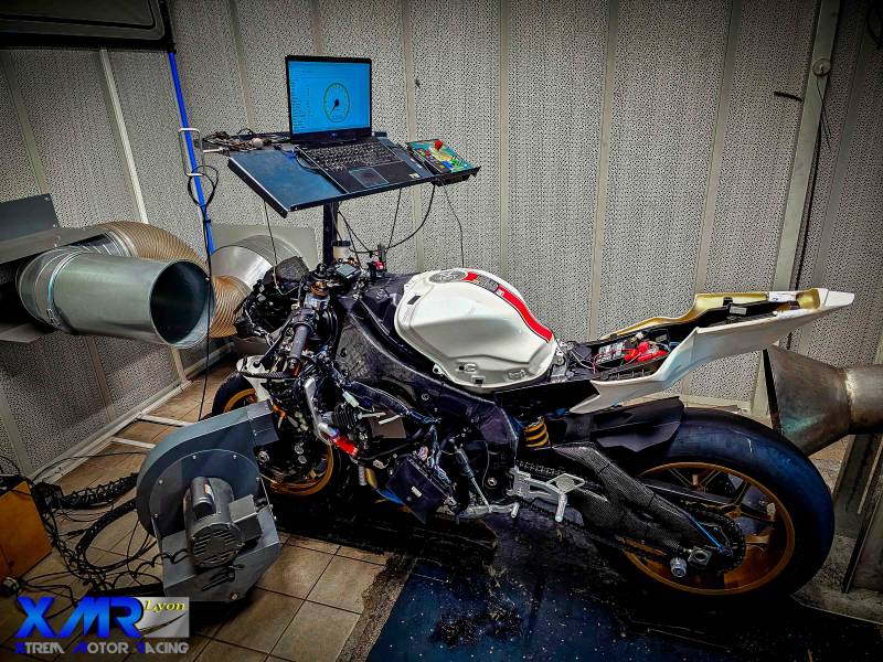 Technicien de XTREM MOTOR RACING effectuant une cartographie sur mesure à Vienne